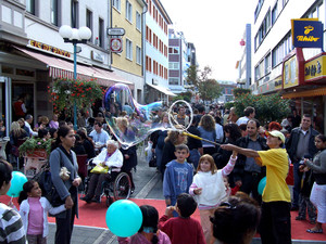 Foto: Besucherinnen und Besucher des verkaufsoffenen Sonntags erleben viele Aktionen und Events in der Innenstadt Rüsselsheims.