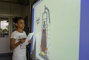 Foto: Schülerin an einem Smartboard