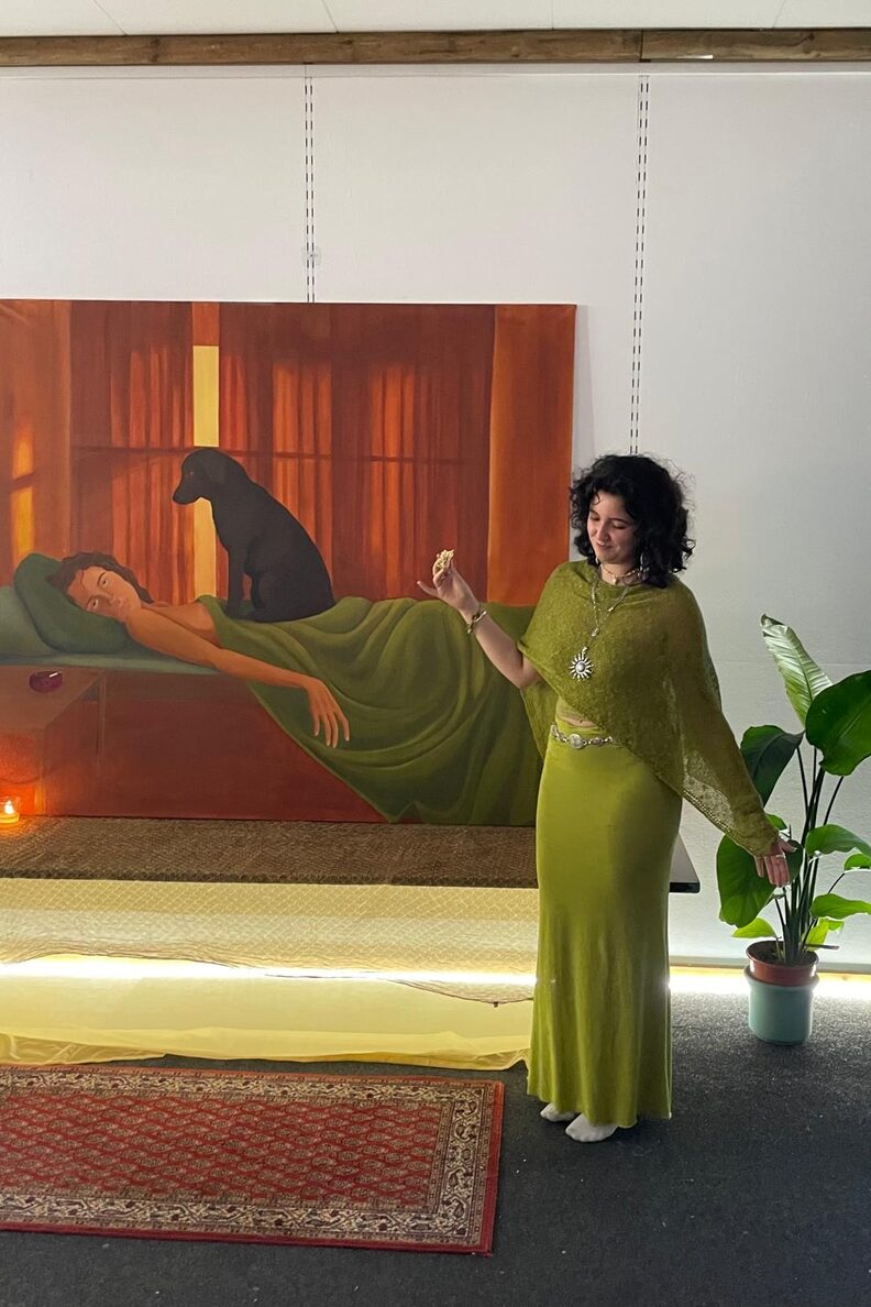 Künstlerin Leandra Kraft vor ihrem Ölgemälde