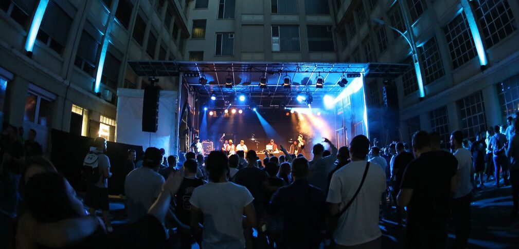 Zuschauer vor der Bühne im Opel-Altwerk beim Kultursommer