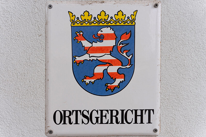 Ortsgericht Schild an weißer Hauswand angebracht