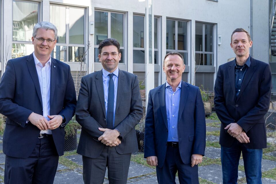 Im Innenhof des Rathauses stehen (v.l.n.r.): Oberbürgermeister Patrick Burghardt, Regierungspräsident Prof. Dr. Jan Hilligardt, Regierungsvizepräsident Dr. Stefan Fuhrmann und Stadtrat Simon Valerius.