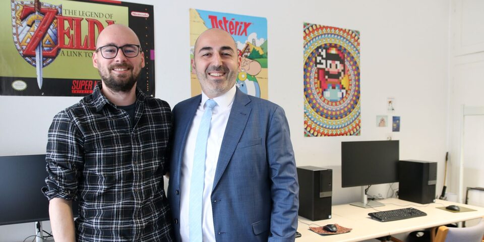 Marius Volkmann und Bürgermeister Murat Karakaya stehen vor den neuen PC-Arbeitsplätzen im Haus der Senioren.