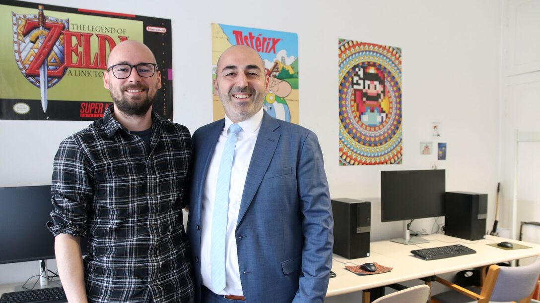 Marius Volkmann und Bürgermeister Murat Karakaya stehen vor den neuen PC-Arbeitsplätzen im Haus der Senioren.