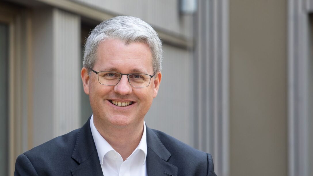 Portraitfoto von Oberbürgermeister Patrick Burghardt.