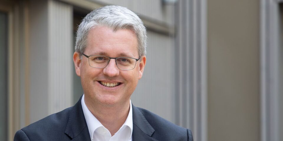 Portraitfoto von Oberbürgermeister Patrick Burghardt.