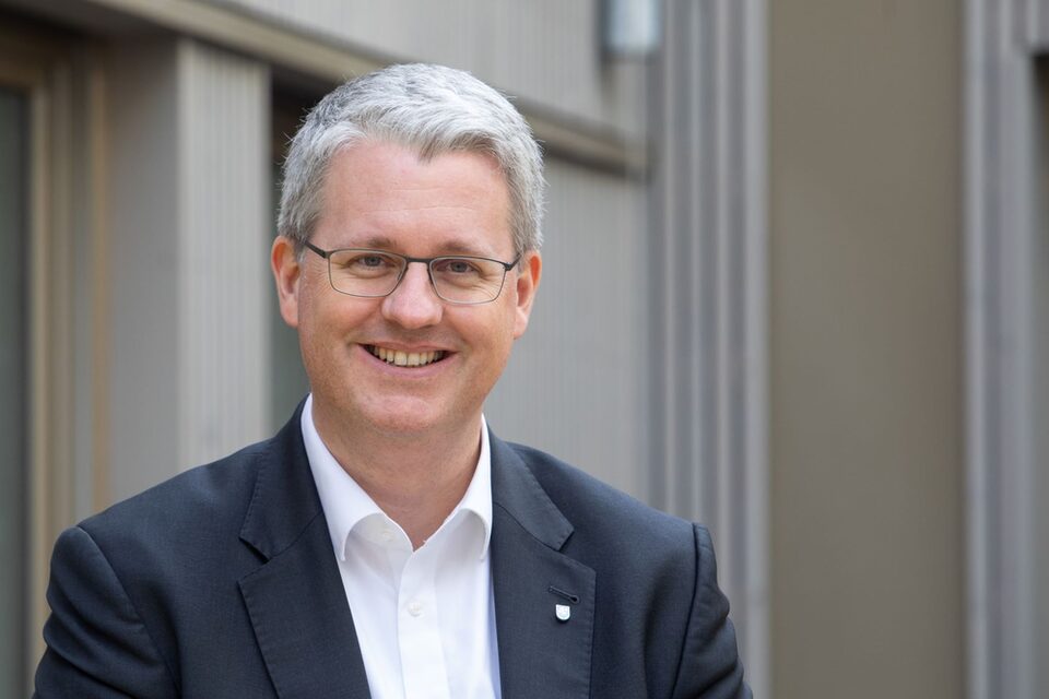 Portraitfoto von Oberbürgermeister Patrick Burghardt.