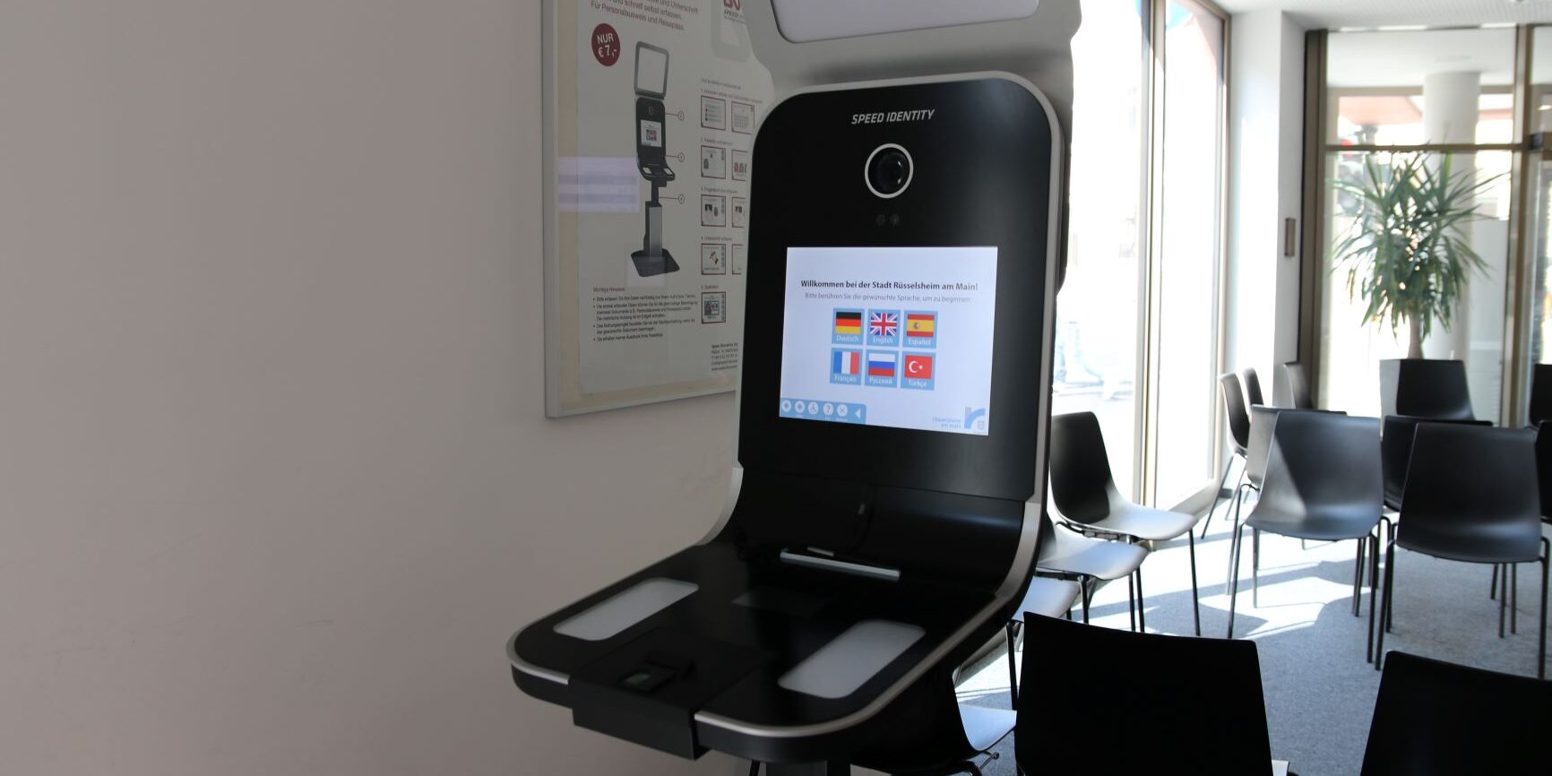 Selbstbedienungsterminal für digitale Passfotos im Eingangsbereich des Stadtbüros in der Frankfurter Straße.