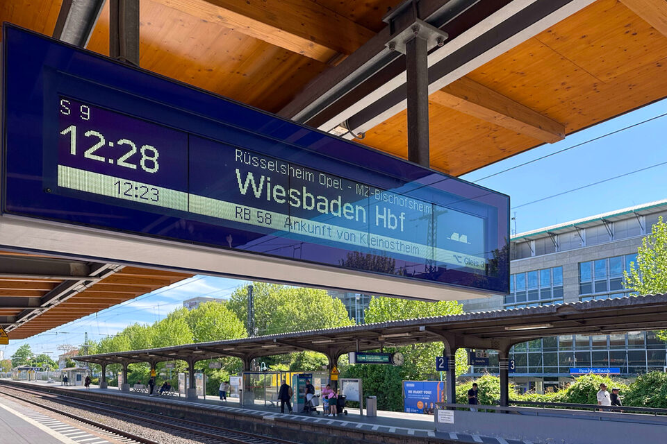 Anzeigetafel am Bahnhof Rüsselsheim