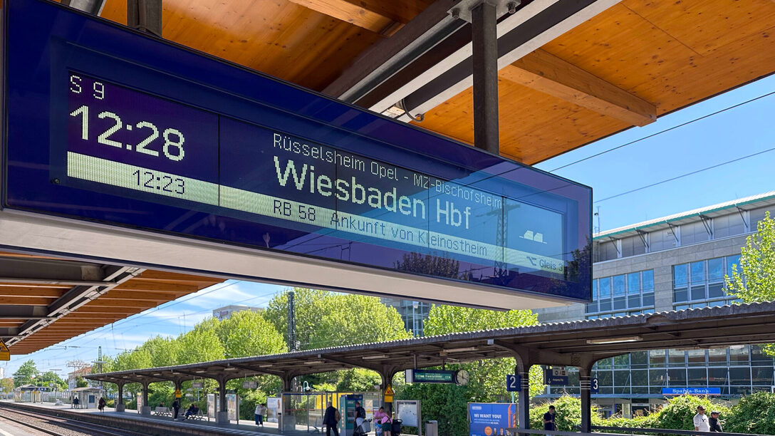 Anzeigetafel am Bahnhof Rüsselsheim