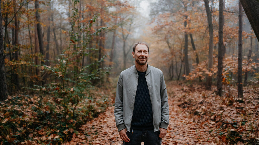 Mattias Vogt steht in einem Wald.