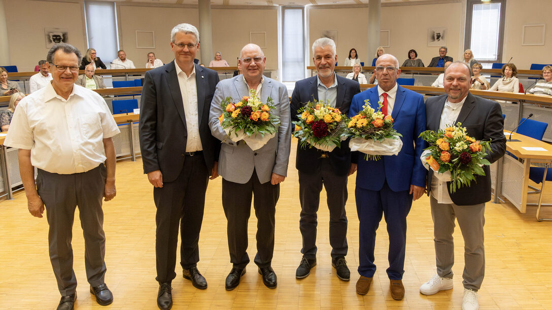 Oberbürgermeister Patrick Burghardt verleiht Verdienstplakette für Ehrenamtliche in der Kultur