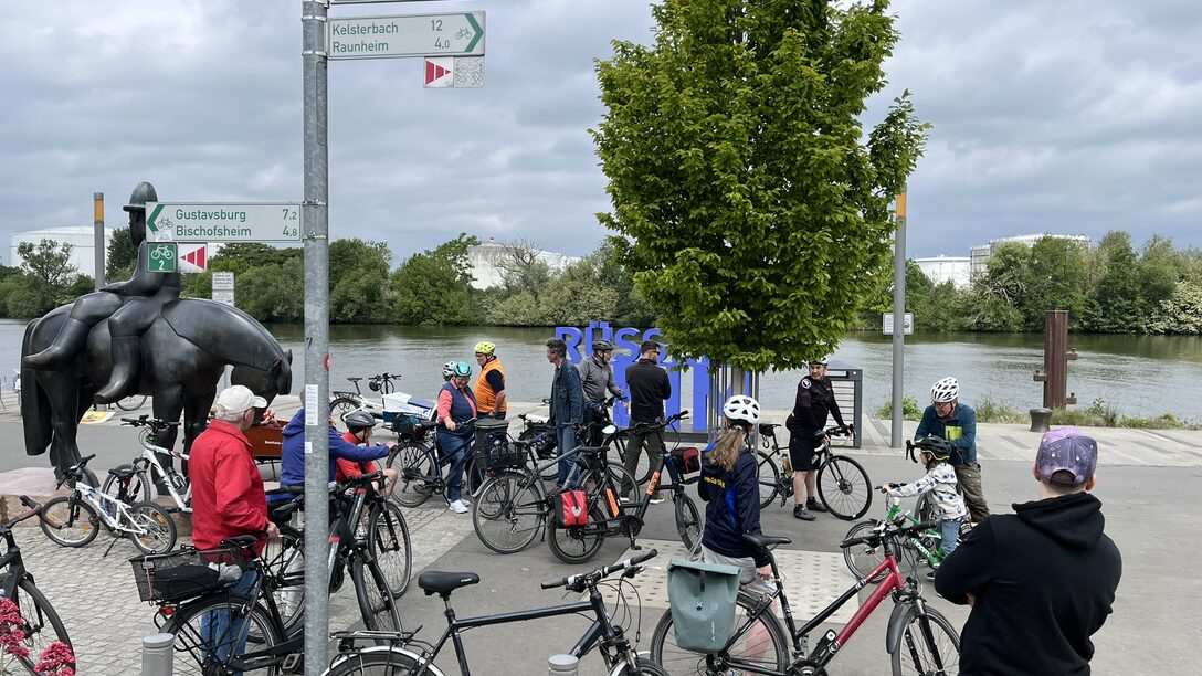 Fahrradfahrer sammeln sich am Mainvorland für die Auftaktfahrradtour.