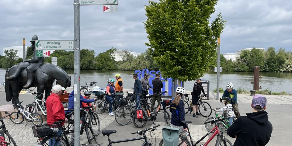 Fahrradfahrer sammeln sich am Mainvorland für die Auftaktfahrradtour.