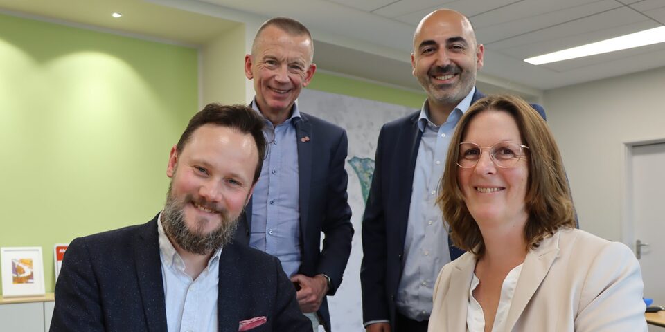 Thilo Ast (Vitos, Klinikdirektor), Landrat Thomas Will, Bürgermeister Murat Karakaya und Christine Plenzig (Leiterin des Fachbereich Jugend und Familie beim Kreis Groß-Gerau) unterzeichnen die Kooperationsvereinbarung