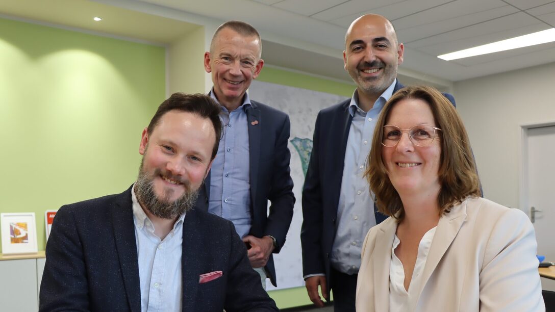 Thilo Ast (Vitos, Klinikdirektor), Landrat Thomas Will, Bürgermeister Murat Karakaya und Christine Plenzig (Leiterin des Fachbereich Jugend und Familie beim Kreis Groß-Gerau) unterzeichnen die Kooperationsvereinbarung