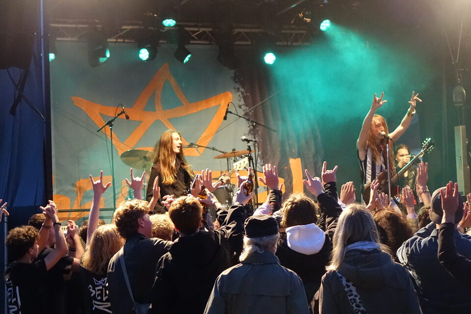 Eine Band steht auf der Bühne beim Bel R! Festival in Rüsselsheim.