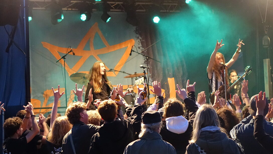 Eine Band steht auf der Bühne beim Bel R! Festival in Rüsselsheim.