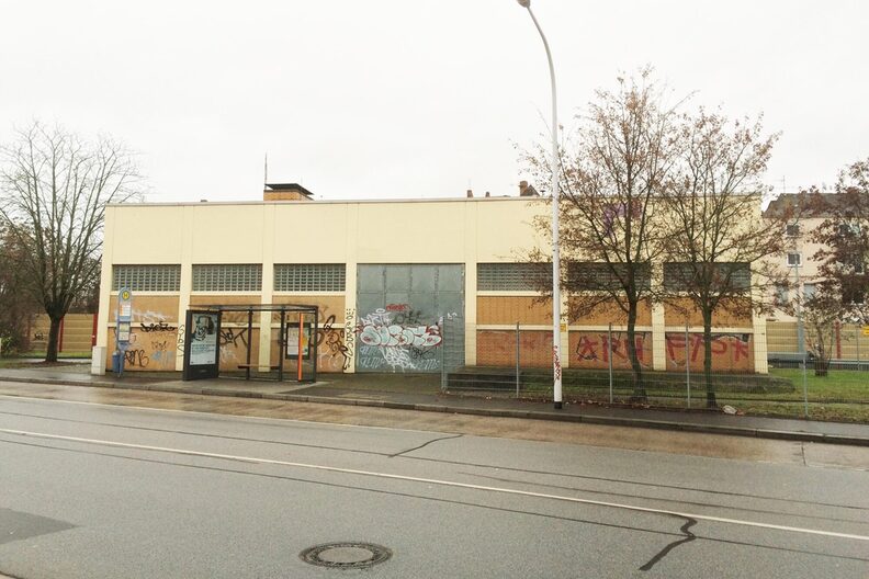 Vor der Umgestaltung gab es auf einem Wiesbadener Pumpwerk Schmierereien.