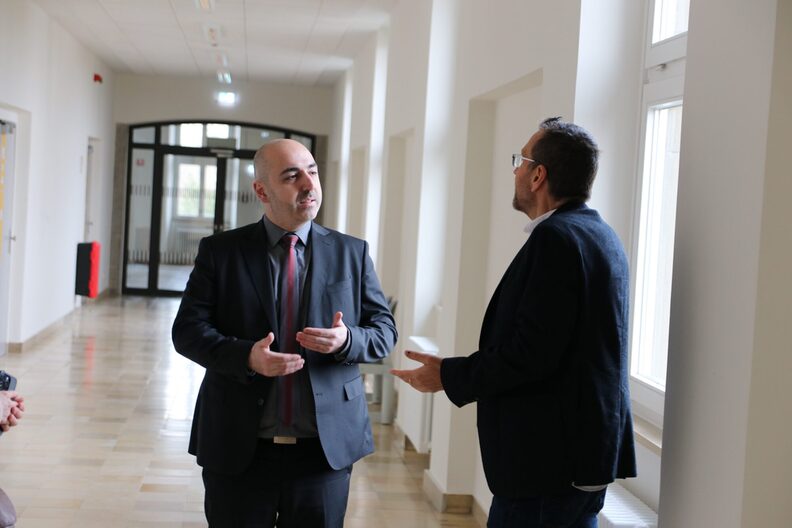Bürgermeister Karakaya im Gespräch an der Sophie Opel Schule