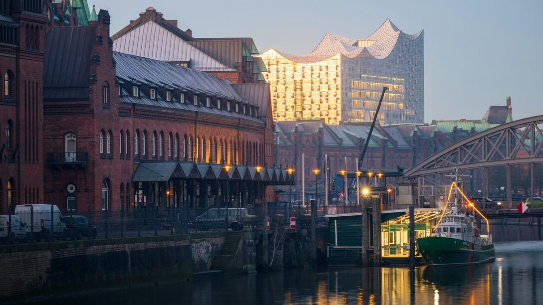Die Elbphilharmonie in Hamburg während eines Sonnenuntergangs
