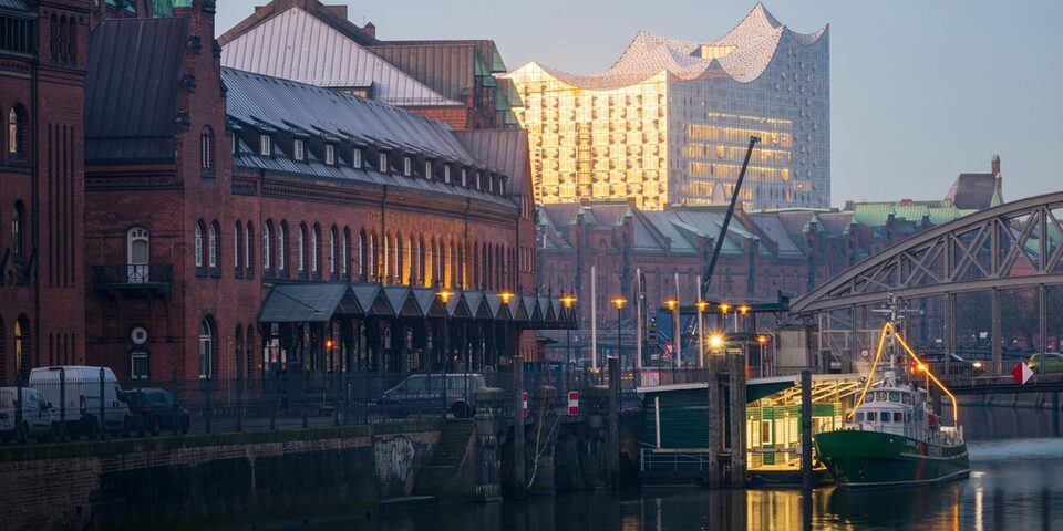 Die Elbphilharmonie in Hamburg während eines Sonnenuntergangs