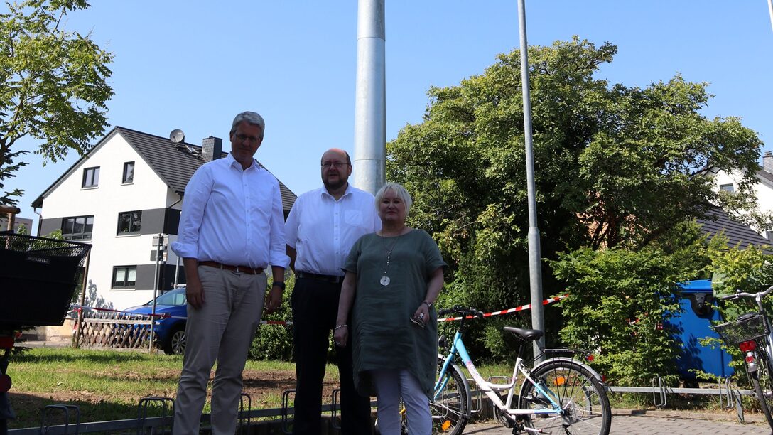 Oberbürgermeister Burghardt, Dr. Kuczewski und Ortsvorsteherin begutachten die neue Sirene.