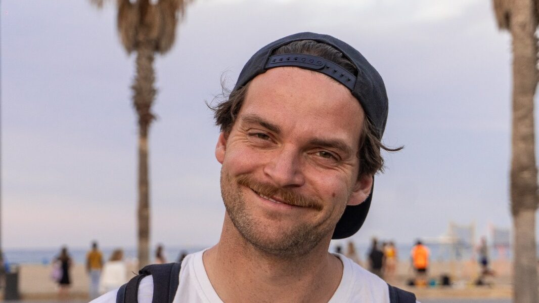 Benny Becker steht an einer Strandpromenade