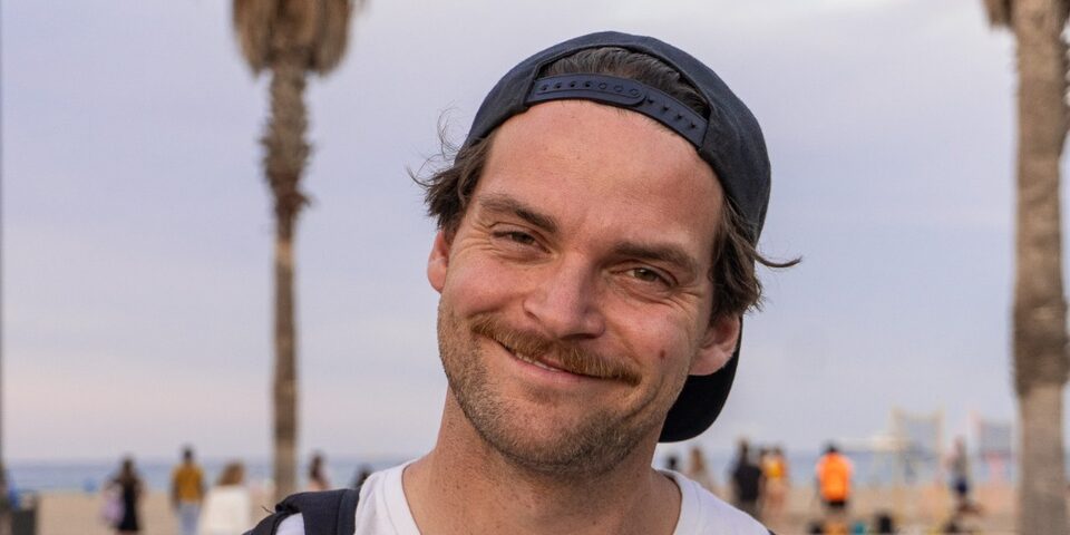 Benny Becker steht an einer Strandpromenade