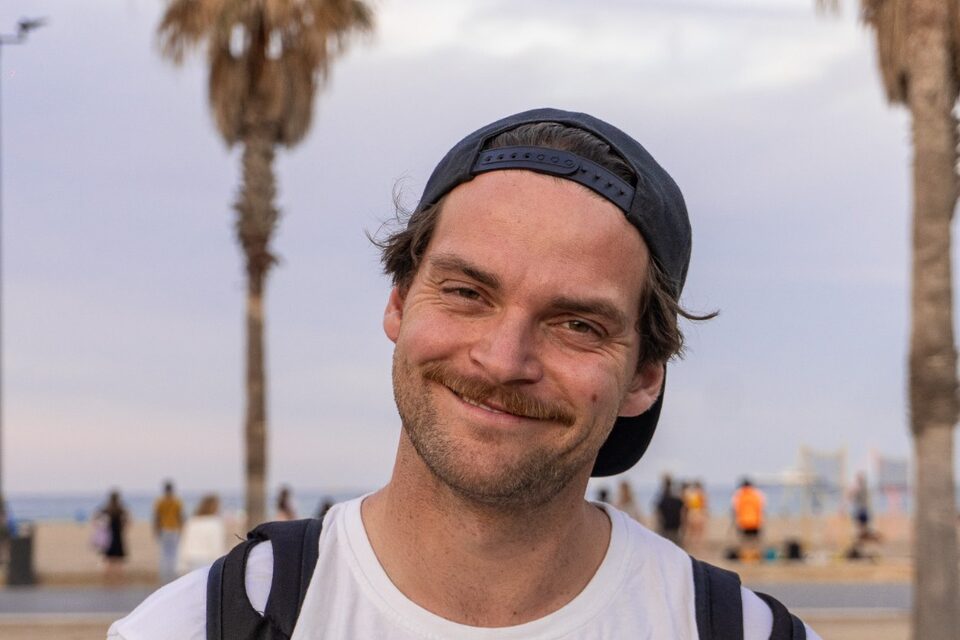 Benny Becker steht an einer Strandpromenade