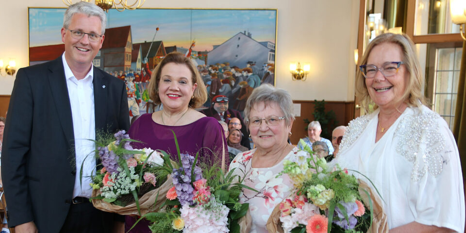Die drei Geehrten mit Blumensträußen sowie Oberbürgermeister Patrick Burghardt.