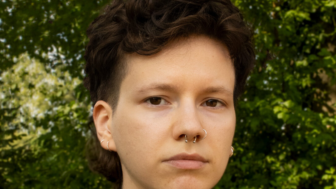 Melis Ntente steht vor Bäumen
