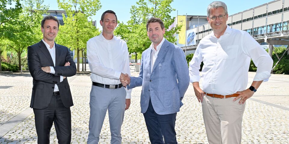 Vor dem Adam-Opel-Haus stehen (v.l.n.r.): Florian Huettl (CEO Opel & Vauxhall und Managing Director Stellantis Germany), Stadtrat Simon Valerius, Jan Van Geet (CEO VGP) und Oberbürgermeister Patrick Burghardt.