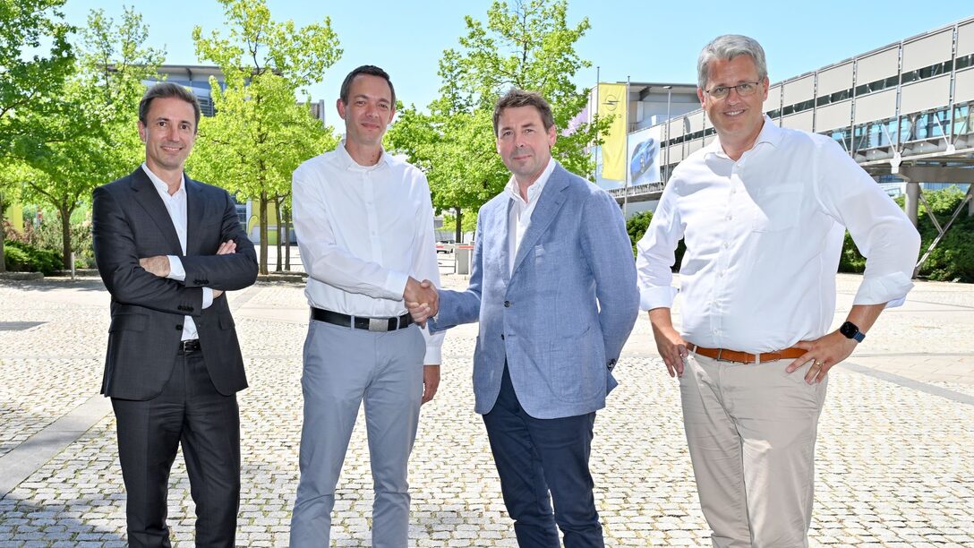 Vor dem Adam-Opel-Haus stehen (v.l.n.r.): Florian Huettl (CEO Opel & Vauxhall und Managing Director Stellantis Germany), Stadtrat Simon Valerius, Jan Van Geet (CEO VGP) und Oberbürgermeister Patrick Burghardt.