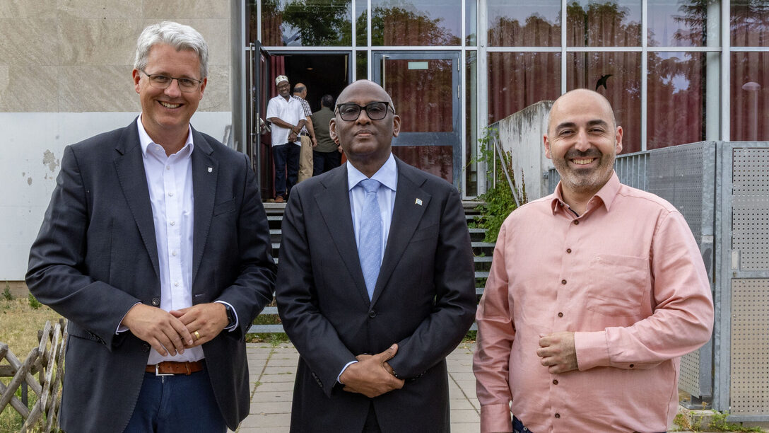 Somalischer Botschafter zu Besuch in Rüsselsheim (v.l.n.r.): Oberbürgermeister Patrick Burghardt, Somalischer Botschafter Mohamed Abdi-Asis und Bürgermeister Murat Karakaya.