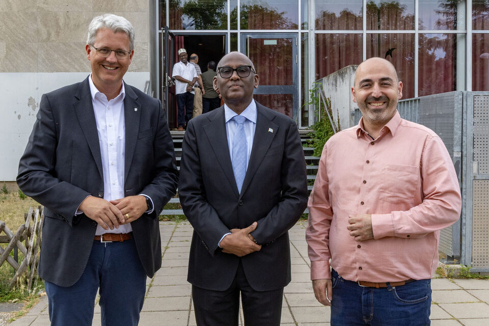 Somalischer Botschafter zu Besuch in Rüsselsheim (v.l.n.r.): Oberbürgermeister Patrick Burghardt, Somalischer Botschafter Mohamed Abdi-Asis und Bürgermeister Murat Karakaya.