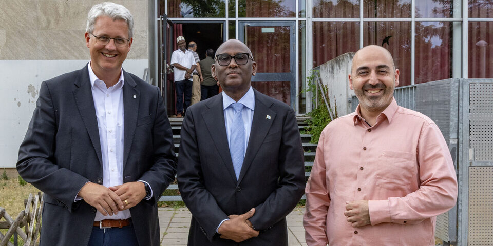 Somalischer Botschafter zu Besuch in Rüsselsheim (v.l.n.r.): Oberbürgermeister Patrick Burghardt, Somalischer Botschafter Mohamed Abdi-Asis und Bürgermeister Murat Karakaya.