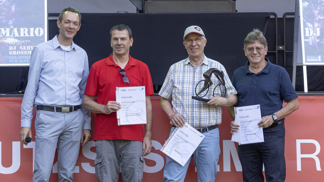 Stadtrat Valerius sowie Vertreter der Gewinnerteams mit den Urkunden