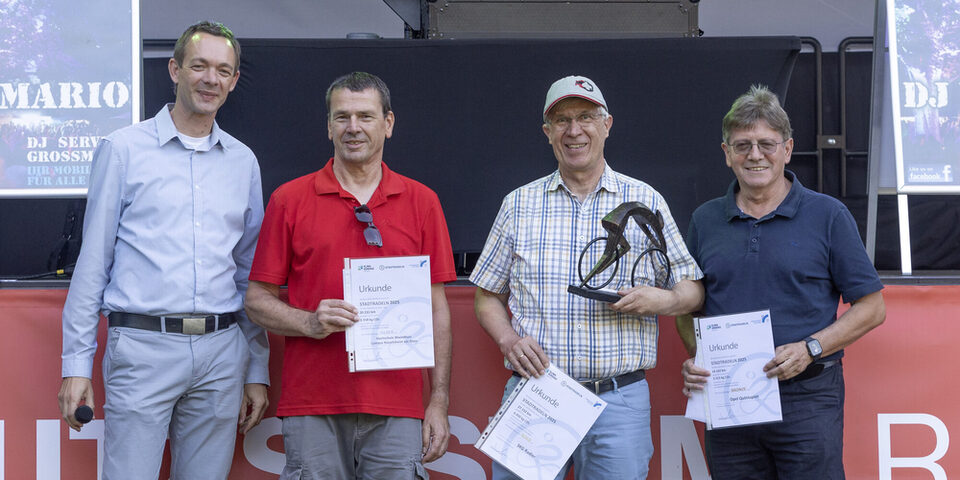 Stadtrat Valerius sowie Vertreter der Gewinnerteams mit den Urkunden