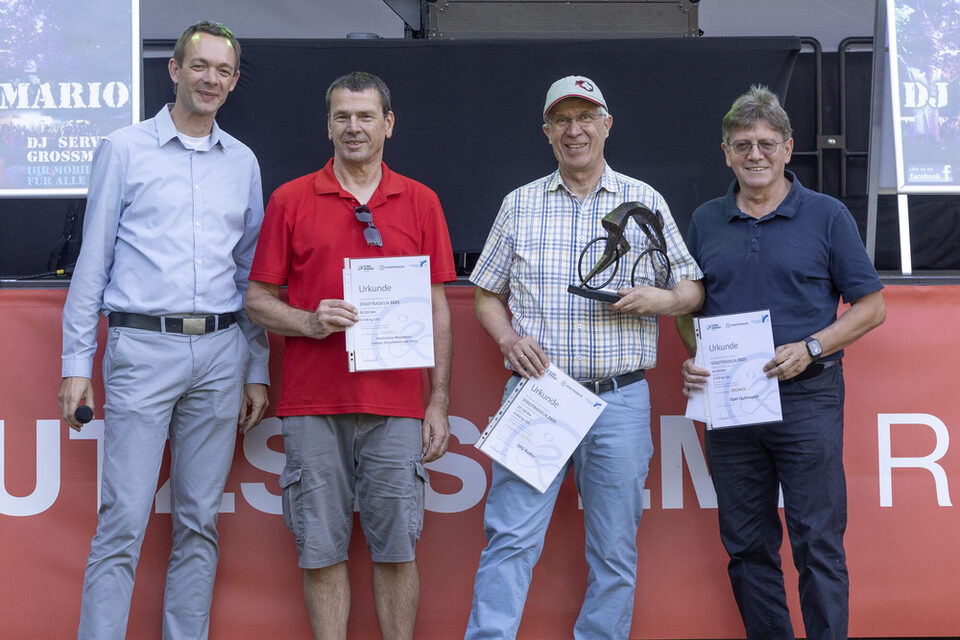 Stadtrat Valerius sowie Vertreter der Gewinnerteams mit den Urkunden