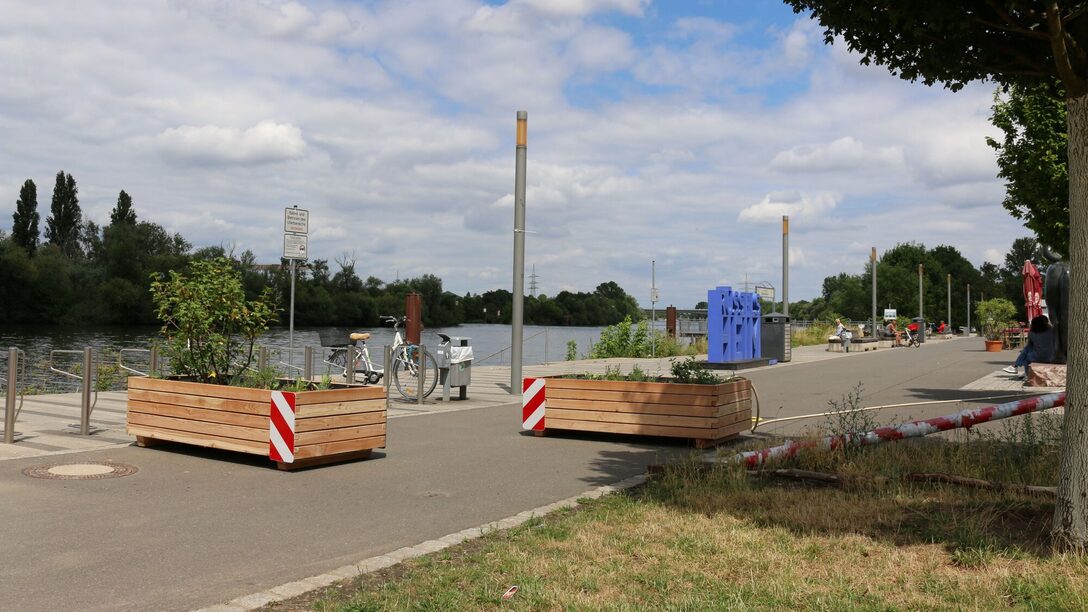 Bepflanzte Hochbeete am Mainufer.
