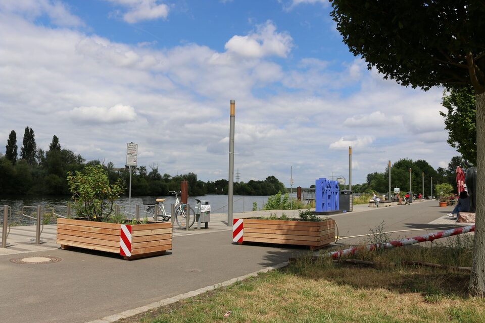 Bepflanzte Hochbeete am Mainufer.