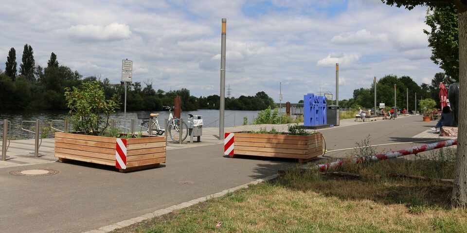 Bepflanzte Hochbeete am Mainufer.