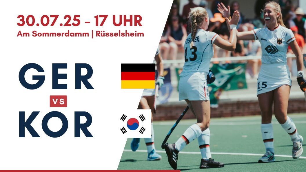 Zwei Hockey-Spielerinnen in weißem Dress klatschen sich ab. Links daneben die Daten zum anstehenden Hockey-Spiel Deutschland vs. Korea