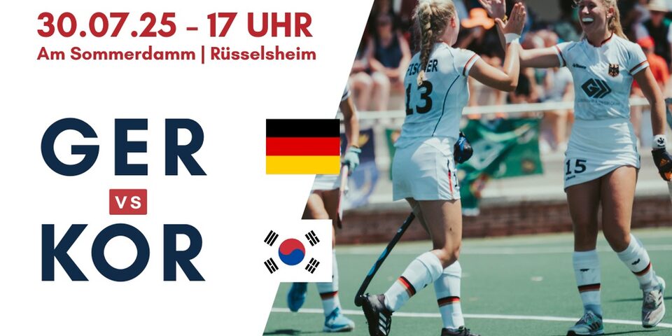 Zwei Hockey-Spielerinnen in weißem Dress klatschen sich ab. Links daneben die Daten zum anstehenden Hockey-Spiel Deutschland vs. Korea