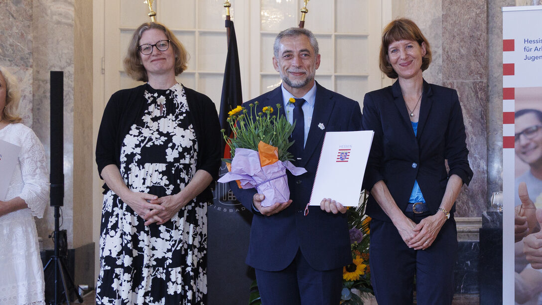 Würdigung der Integrationslotsen im Schloss Biebrich in Wiesbaden (v.l.n.r.): Staatsekretärin Katrin Hechler, der Rüsselsheimer Integrationslotse Mohammad Ghassan Arksousi, Integrationsministerin Heike Hofmann.