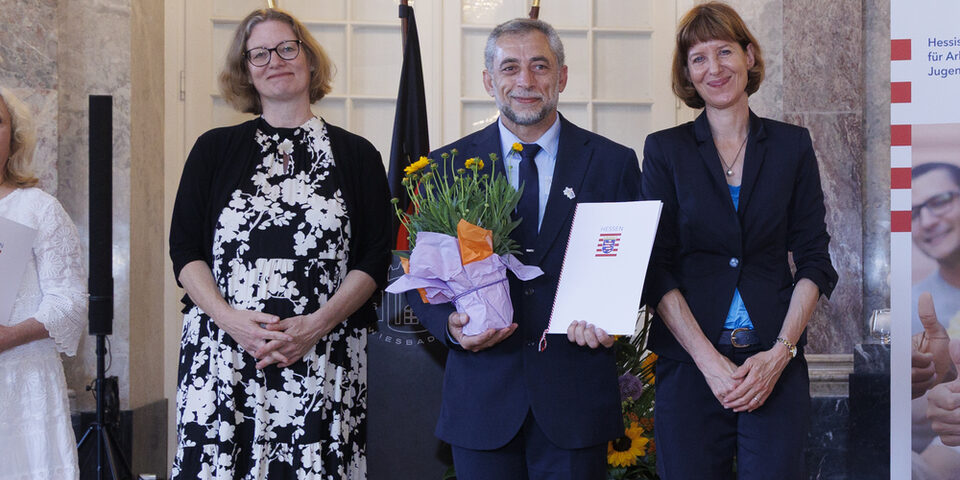 Würdigung der Integrationslotsen im Schloss Biebrich in Wiesbaden (v.l.n.r.): Staatsekretärin Katrin Hechler, der Rüsselsheimer Integrationslotse Mohammad Ghassan Arksousi, Integrationsministerin Heike Hofmann.