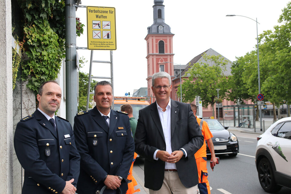 Vertreter der Polizei und Oberbürgermeister Burghardt vor einem Schild zum Waffenverbot