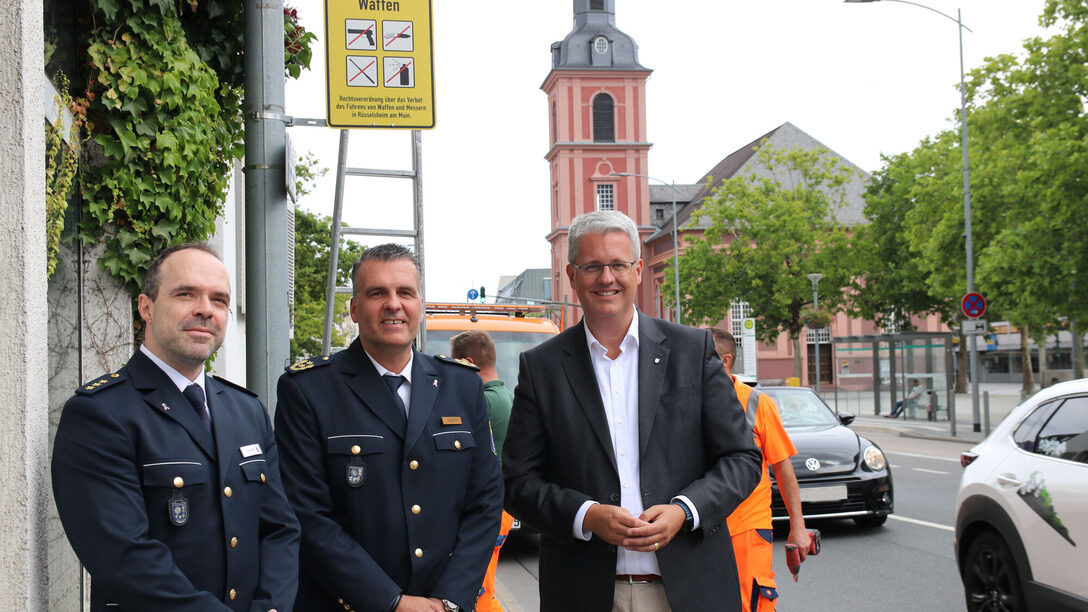 Vertreter der Polizei und Oberbürgermeister Burghardt vor einem Schild zum Waffenverbot