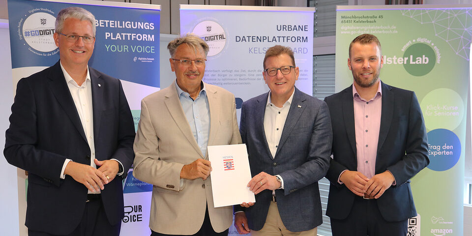 Oberbürgermeister Patrick Burghardt (Rüsselsheim), Bürgermeister Manfred Ockel (Kelsterbach), Staatsekretär Stefan Sauer und Bürgermeister David Rendel (David Rendel).
